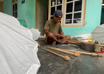 Usia Senja Tak Menjadikan Semangat Pengrajin Payung Kertas Menua