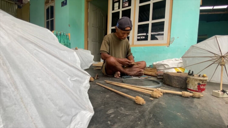 Usia Senja Tak Menjadikan Semangat Pengrajin Payung Kertas Menua