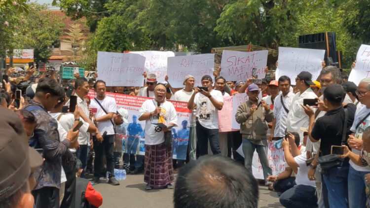 Gelar Unjuk Rasa Ratusan Warga Tulungagung Sampaikan Sejumlah Tuntutan