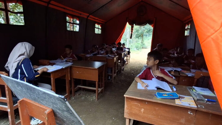 Belasan Siswa SDN 2 Kradinan Belajar di Tenda Darurat Usai Kelas Rusak Diterjang Longsor