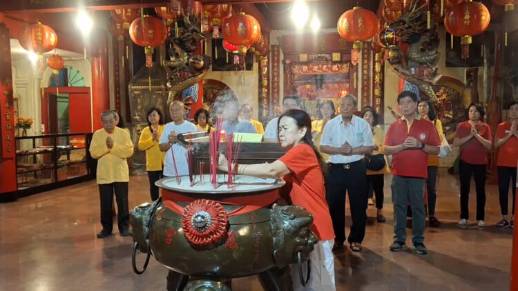 Ritual Sembahyang Arwah di Kelenteng Tjoe Tik Kiong Tulungagung