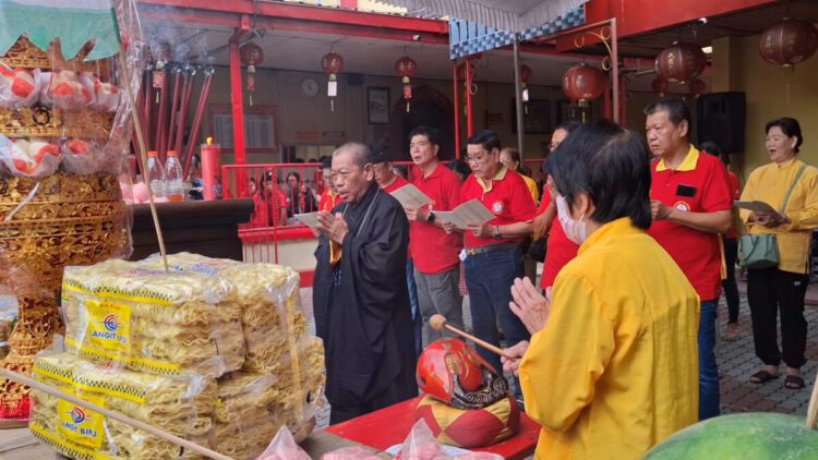 Kelenteng Tjoe Tik Kiong Tulungagung Gelar Sembahyang Rebutan dan Bagikan Tiga Ribu Paket Sembako