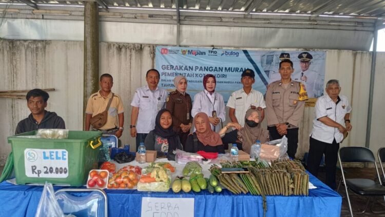 Polsek Pesantren Kawal Gerakan Pasar Murah di Tosaren