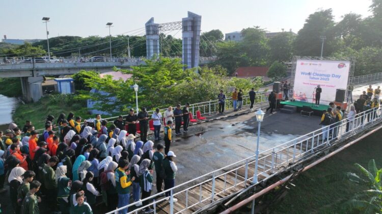 Peringati World Cleanup Day 2025, Mbak Wali dan Gus Qowim Tuangkan Eco Enzym di Sungai Brantas