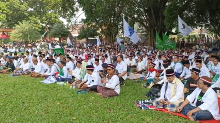 Ribuan Alumni Santri Lirboyo Istighosah di Halaman Kantor Pemkab Kediri