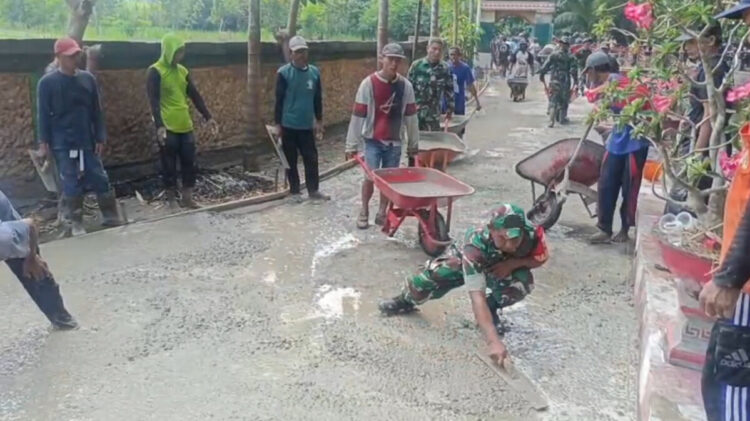 Karya Bakti Koramil Pesantren Bantu Warga Bawang Lakukan Pengecoran Jalan