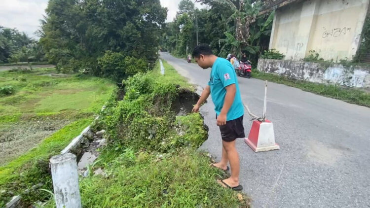 Setahun Dibiarkan, Jalan di Desa Penataran Blitar Makin Tergerus Longsor