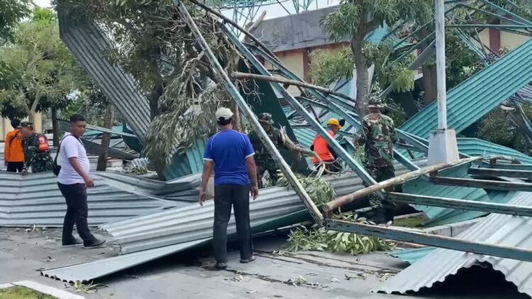 Pembersihan Material Atap Stadion Gelora Penataran Yang Roboh