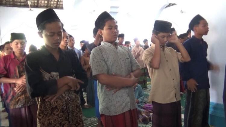 Santri di Jombang Gelar Doa Bersama untuk Korban Robohnya Ponpes Al Khoziny