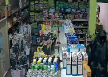 Pencuri Bermukena Bobol Toko Sembako di Jombang, Gasak Rokok dan Uang Tunai