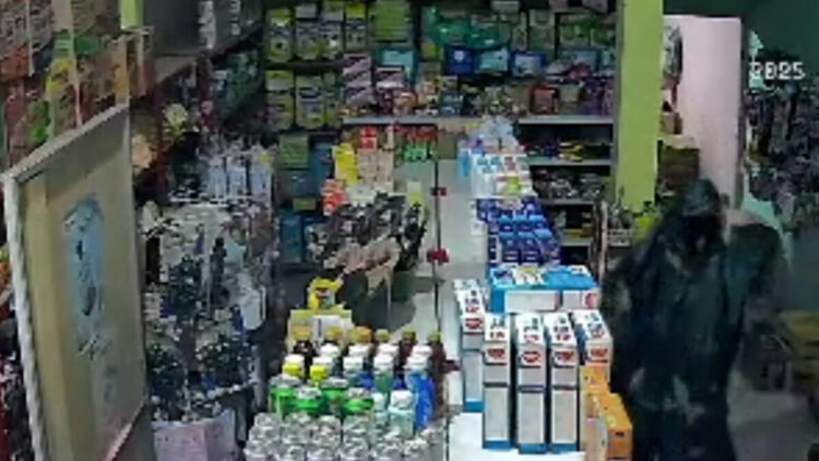 Pencuri Bermukena Bobol Toko Sembako di Jombang, Gasak Rokok dan Uang Tunai