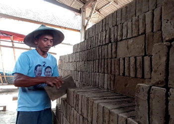 Pengrajin Bata merah Terjepit Produk bata Ringan Marak