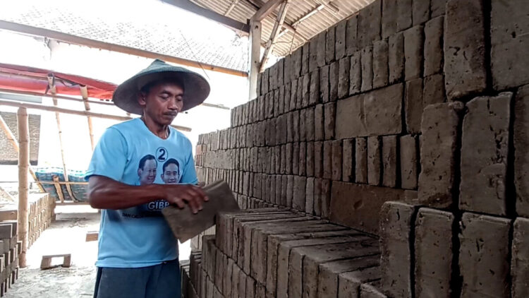 Pengrajin Bata merah Terjepit Produk bata Ringan Marak