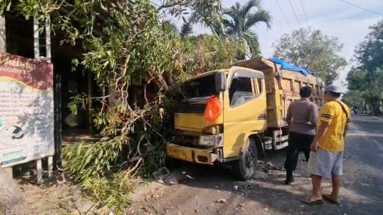 Truk Bermuatan Batu Tabrak Rumah Warga di Nganjuk, Sopir Alami Patah Kaki