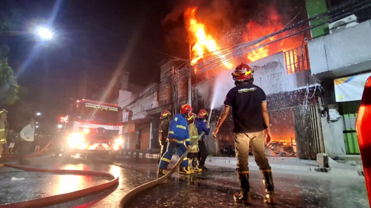 Toko Perabotan Rumah Tangga di jalan Dhoho Ludes Terbakar