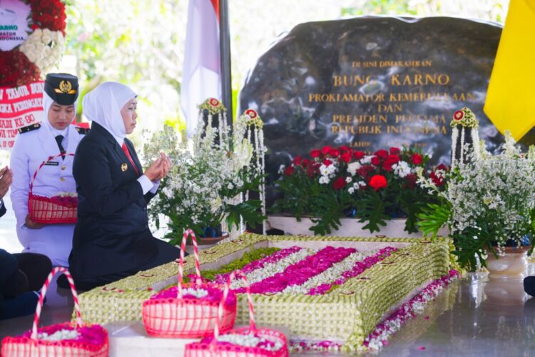 Gubernur Khofifah Pimpin Ziarah Makam Bung Karno Jelang Hari Jadi ke-80 Jatim Ajak Masyarakat dan Generasi Muda Aktualisasikan Nilai Kepahlawanan