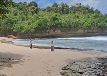 Pesona Tersembunyi Pantai Jung Pakis, Surga Ketenangan di Ujung Tulungagung