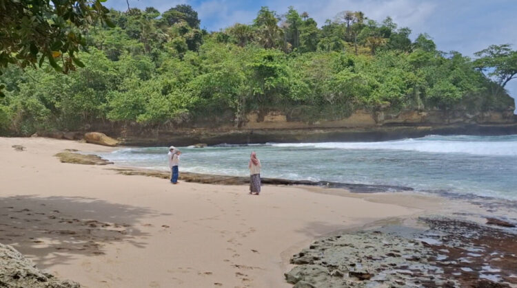 Pesona Tersembunyi Pantai Jung Pakis, Surga Ketenangan di Ujung Tulungagung