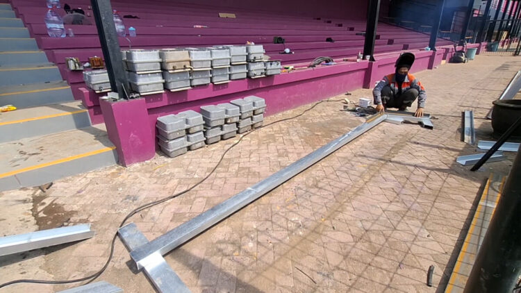 Pemasangan Lampu LED Stadion Brawijawa Dikebut Agar Bisa Jadi Kandang Persik Kediri