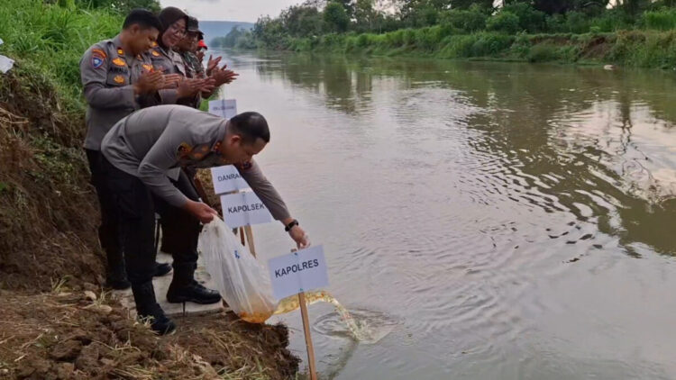 Polres Tulungagung Dorong Desa Peduli Lingkungan Melalui Penebaran Ikan Tombro