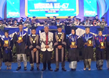 1.406 Mahasiswa UNP Kediri Diwisuda, Anak Penjahit Raih IPK Sempurna 4.00