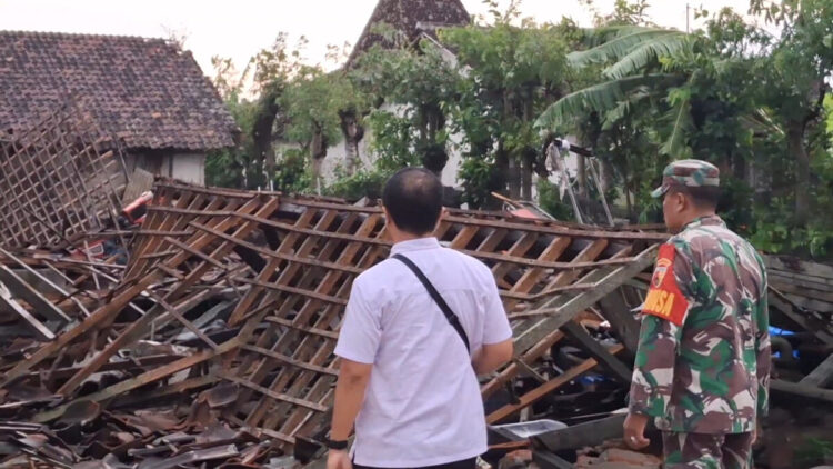 Angin Kencang Terjang Tiga Desa di Tulungagung Ratusan Rumah Rusak 