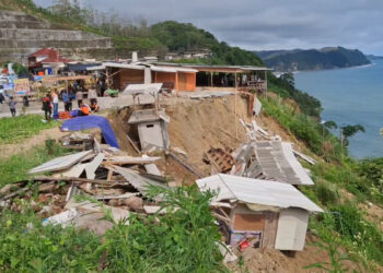Dua Warung Amblas ke Jurang Akibat Longsor Besar di Jalur Lintas Selatan Tulungagung