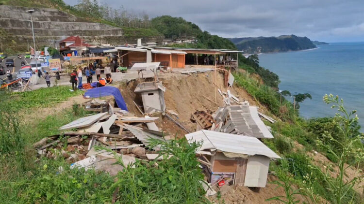 Dua Warung Amblas ke Jurang Akibat Longsor Besar di Jalur Lintas Selatan Tulungagung