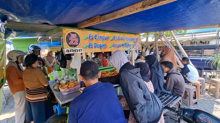 Cuaca Panas 34 Derajat, Penjual Es di Kediri Kebanjiran Pembeli