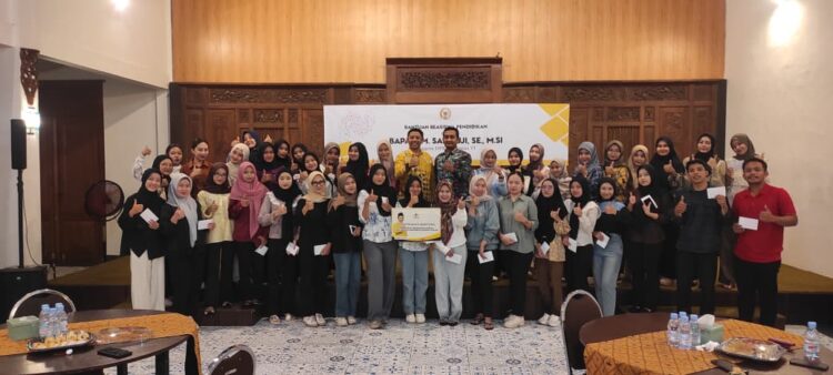 HUT ke-61, Partai Golkar Kota Blitar Berikan Beasiswa bagi Karyawan Perusahaan