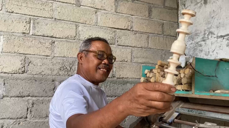 Pengrajin Bubut Bidak Catur Tetap Bertahan Puluhan Tahun