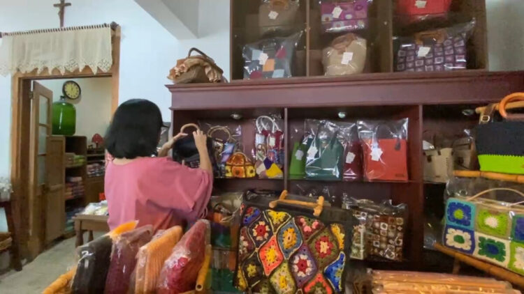 Dari Ruang Hobi ke Pasar Dunia, Kreasi Rajut Wiwik Narwati Diminati hingga Luar Negeri