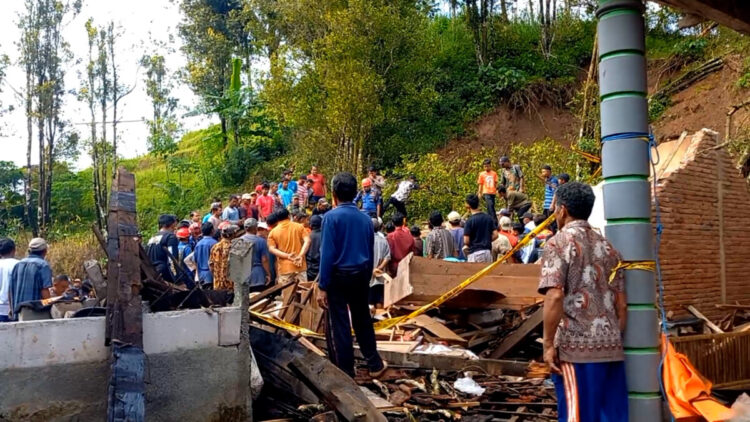 Tebing Setinggi 25 Meter Longsor di Trenggalek, Empat Orang Meninggal Dunia, Satu Selamat