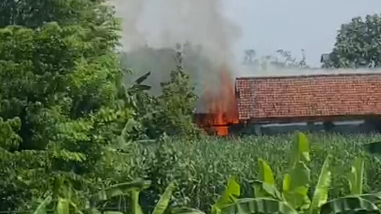 Ditinggal Ke Pasar Dapur Rumah Warga Serut Tulungagung Ludes Terbakar