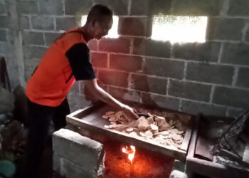 Hujan Tak Kunjung Reda, Pengrajin Kerupuk di Blitar Andalkan Oven untuk Pengeringan