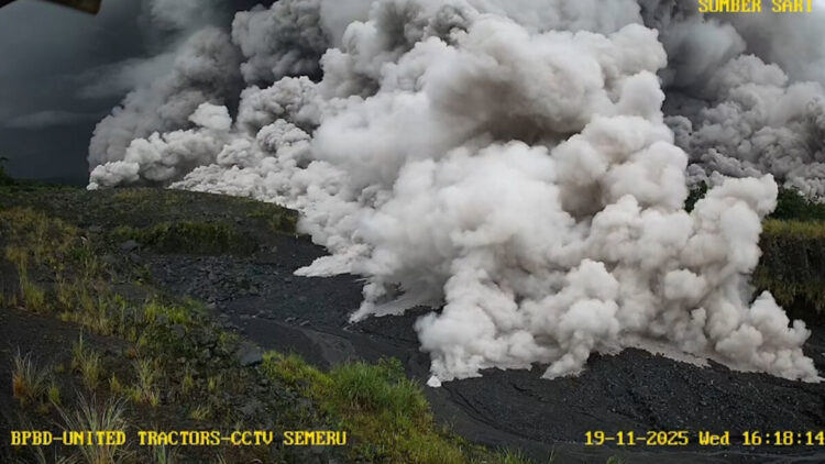 Status Gunung Semeru Naik ke Level Awas, Ratusan Warga Dievakuasi
