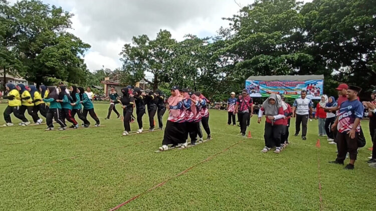 Lestarikan Permainan Tradisional, Ratusan Guru di Blitar Ikuti Lomba Klompen