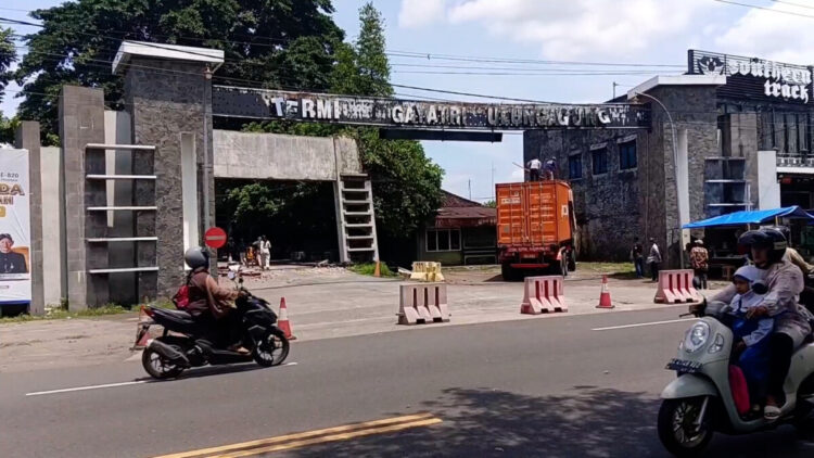 Gapura Terminal Gayatri Tulungagung Nyaris Roboh Setelah Tertabrak Truk