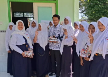 Siswa SMPN 2 Ngasem Beri Hadiah Untuk Guru Sebagai Ungkapan Terimakasih di Hari Guru Nasional