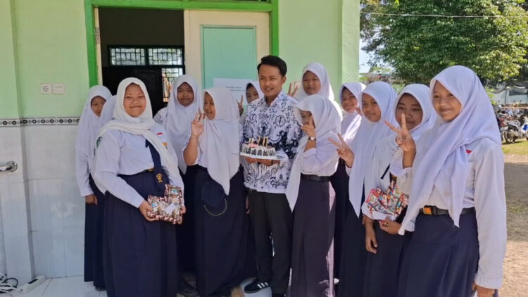 Siswa SMPN 2 Ngasem Beri Hadiah Untuk Guru Sebagai Ungkapan Terimakasih di Hari Guru Nasional