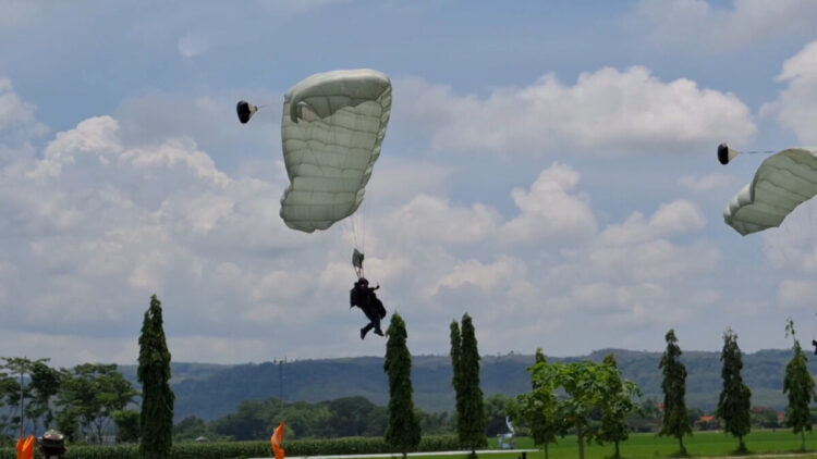 Latihan Terjun Payung Kopasgat TNI AU Hebohkan Warga Tulungagung