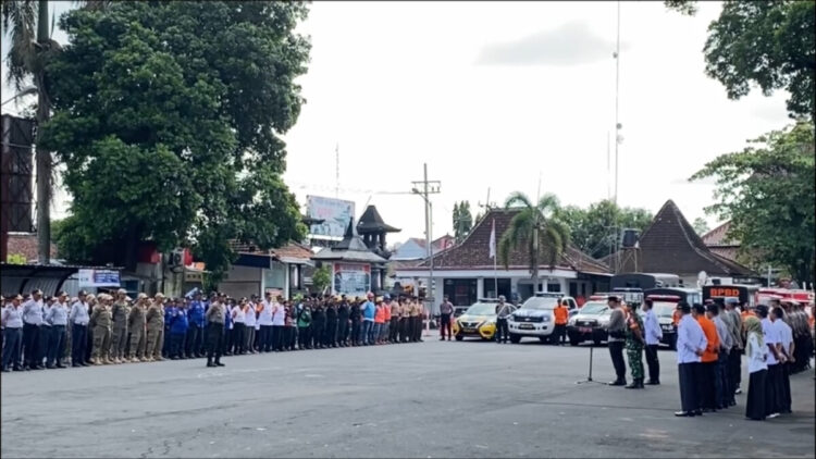 Ratusan Personel Gabungan di Blitar Gelar Apel Kesiapsiagaan Hadapi Bencana Hidrometeorologi
