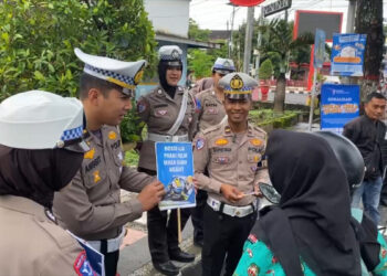 Operasi Zebra 2025, Pengendara Motor di Blitar Dapat Cokelat