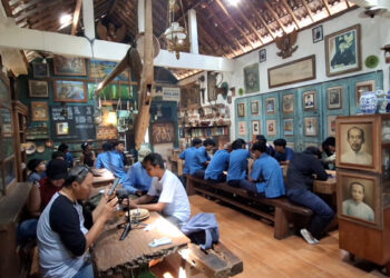 Warung Baroe Lama, Menawarkan Tempat Ngopi Dengan Ribuan Koleksi Barang Antik