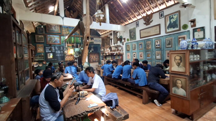 Warung Baroe Lama, Menawarkan Tempat Ngopi Dengan Ribuan Koleksi Barang Antik