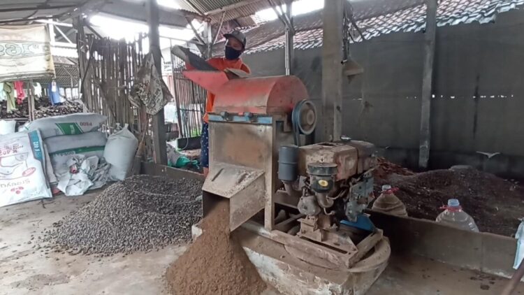 Pria Blitar Sulap Kotoran Ternak Jadi Pupuk Bernilai Ekonomi Tinggi