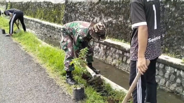 Koramil Pesantren dan Dewan Kebudayaan Daerah Kota Kediri Adakan Karya Bhakti Penanaman 100 Pohon Asem