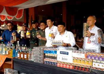 Pemkab Trenggalek dan Bea Cukai Musnahkan Ratusan Ribu Rokok Ilegal dan Ribuan Liter Miras