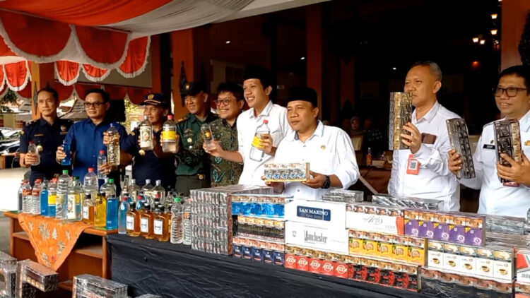 Pemkab Trenggalek dan Bea Cukai Musnahkan Ratusan Ribu Rokok Ilegal dan Ribuan Liter Miras