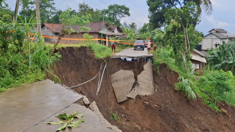 Jalan Antar Desa di Sendang Tulungagung Putus Akibat Longsor!